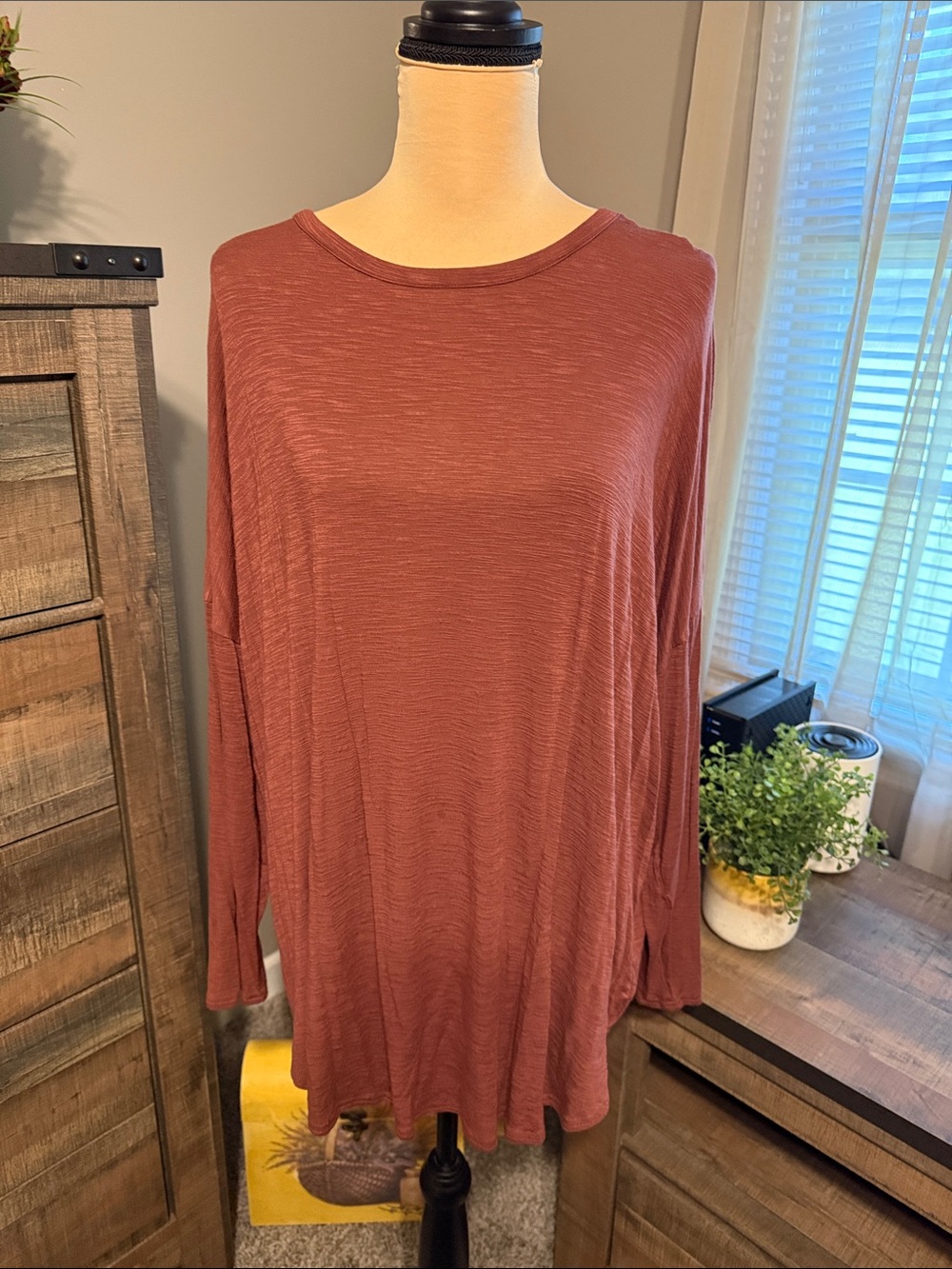 Old Navy 3/4 Sleeve Scoop Neck Top in Rust Brown